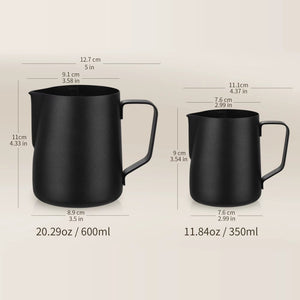 Måttskiss för mjölkskumningskanna: 600 ml är ca 11 cm hög och 12,7 cm bred med handtag, 350 ml är ca 9 cm hög och 11,1 cm bred med handtag
