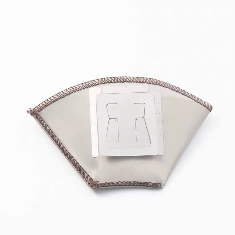 Trapetsformat pour-over-filter i rostfritt stål med sydd kant och nitad hållare, sett framifrån mot vit bakgrund