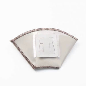 Trapetsformat pour-over-filter i rostfritt stål med sydd kant och nitad hållare, sett framifrån mot vit bakgrund
