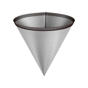Konformat V-filter i finmaskigt rostfritt stål med mörk, sydd kant, sett från sidan mot vit bakgrund